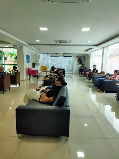 Pacientes e acompanhantes na sala de espera