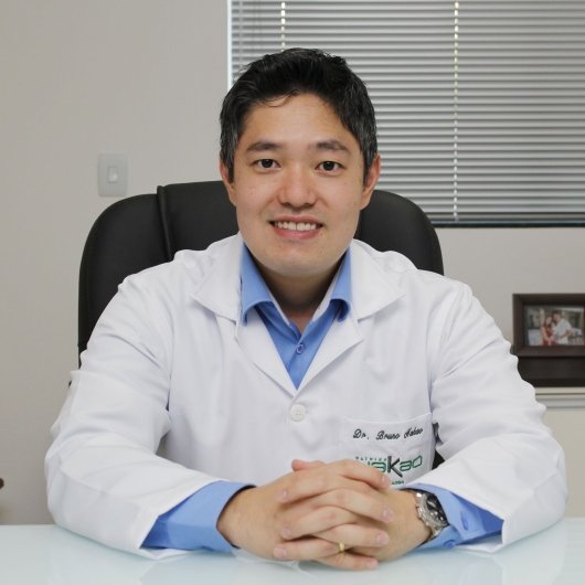 Dr. Bruno Nakao em consultório