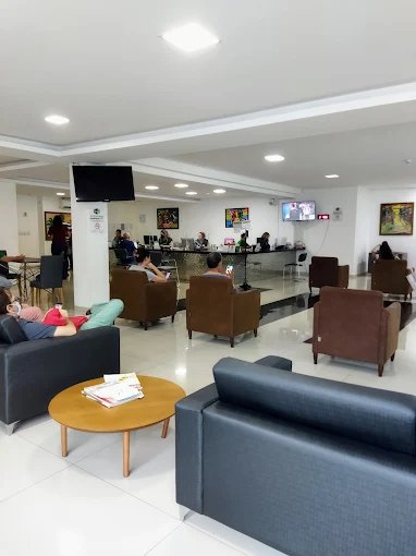 Sala de espera ampla com poltronas